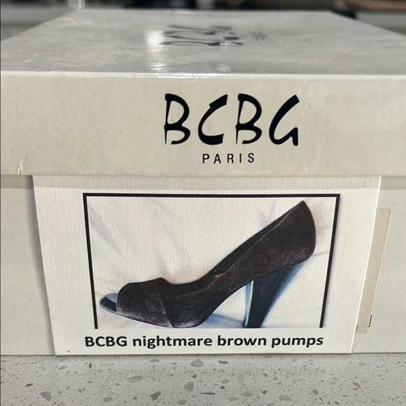 BCBG Paris size 8 nightmare Brown Pumps suede - Picture 2 of 16